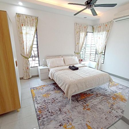 Tropika Homestay Bangi With 3 Bedrooms Каджанг Екстер'єр фото