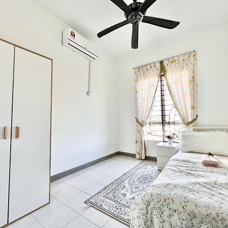 Tropika Homestay Bangi With 3 Bedrooms Каджанг Екстер'єр фото