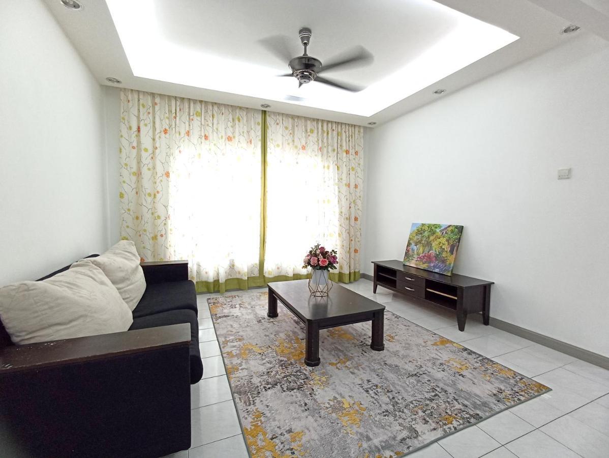 Tropika Homestay Bangi With 3 Bedrooms Каджанг Екстер'єр фото