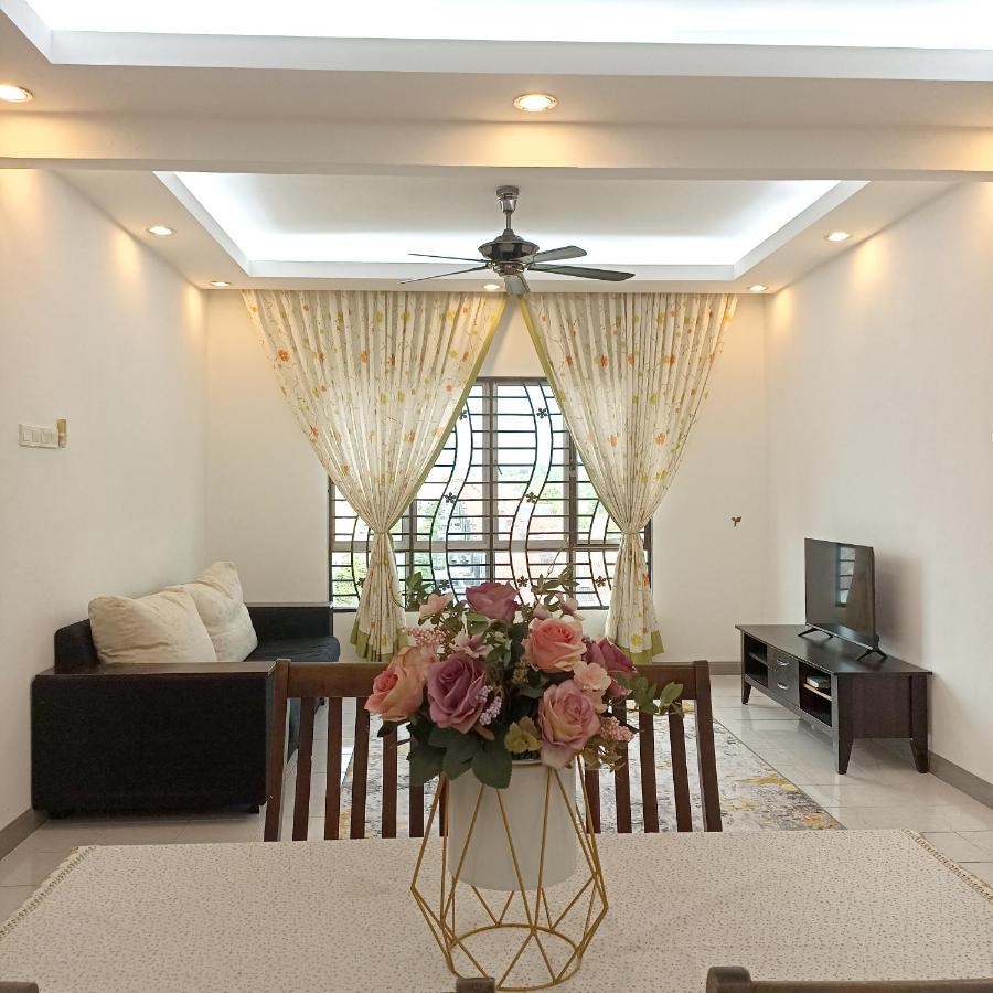 Tropika Homestay Bangi With 3 Bedrooms Каджанг Екстер'єр фото