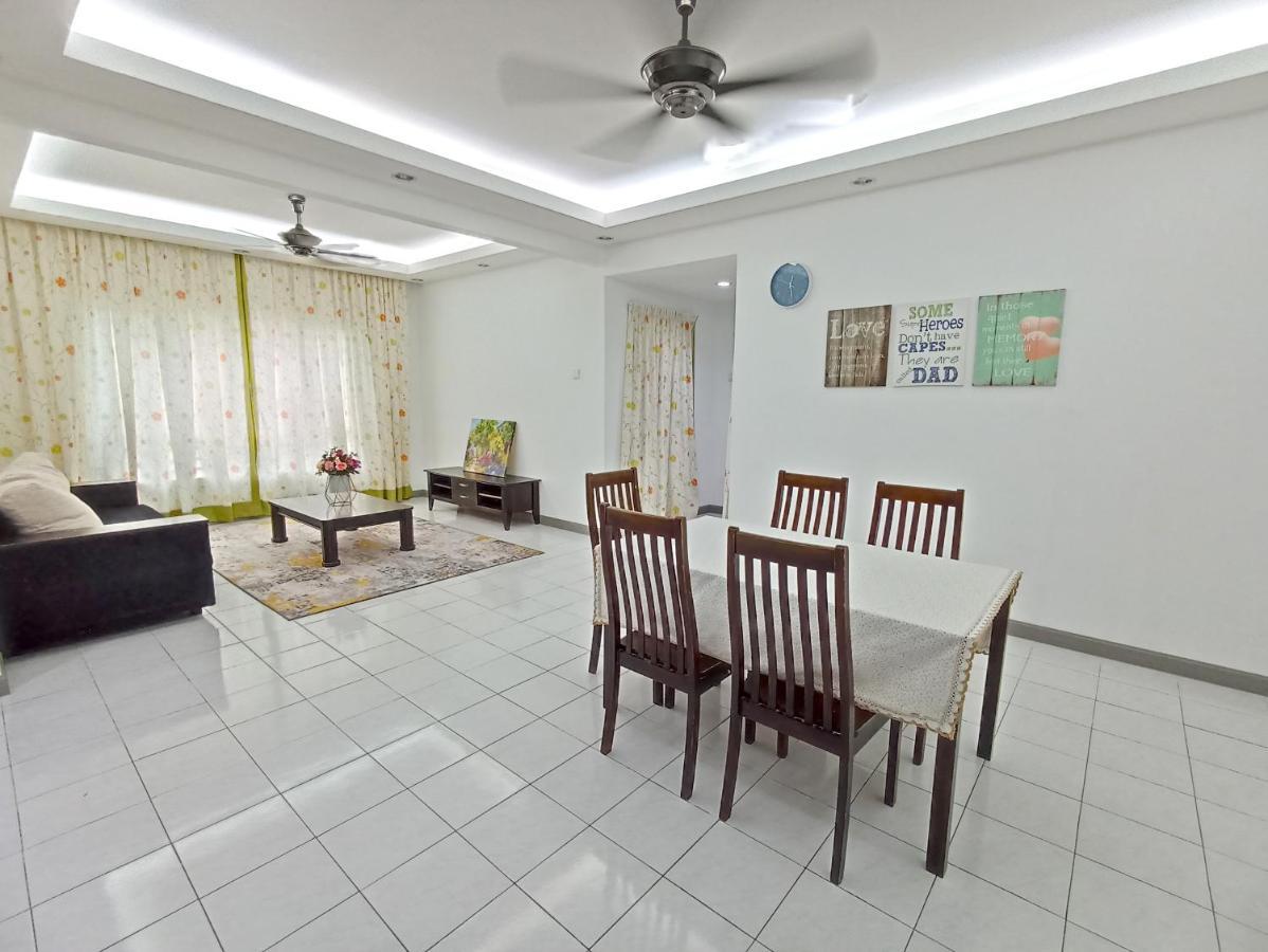 Tropika Homestay Bangi With 3 Bedrooms Каджанг Екстер'єр фото