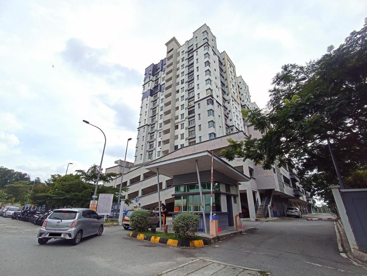 Tropika Homestay Bangi With 3 Bedrooms Каджанг Екстер'єр фото