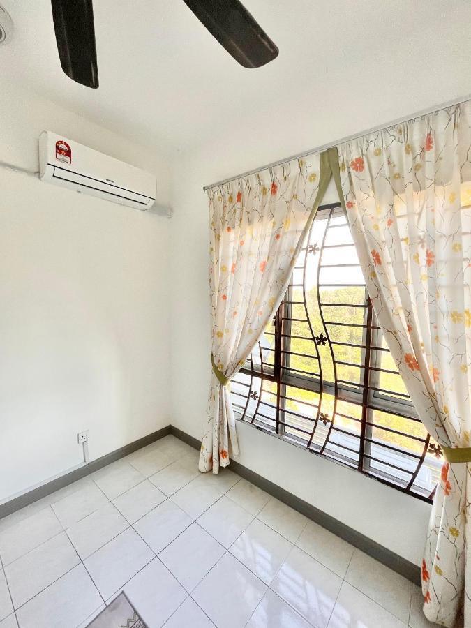 Tropika Homestay Bangi With 3 Bedrooms Каджанг Екстер'єр фото